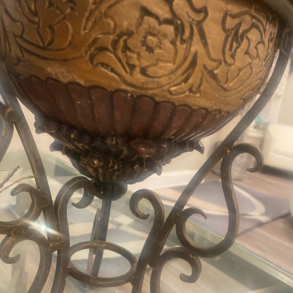 LARGE RESIN& WROUGHT IRON PLANTER - Picture 5 of 5